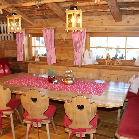 Almdorf - Luxus Huettenurlaub Dağ evi